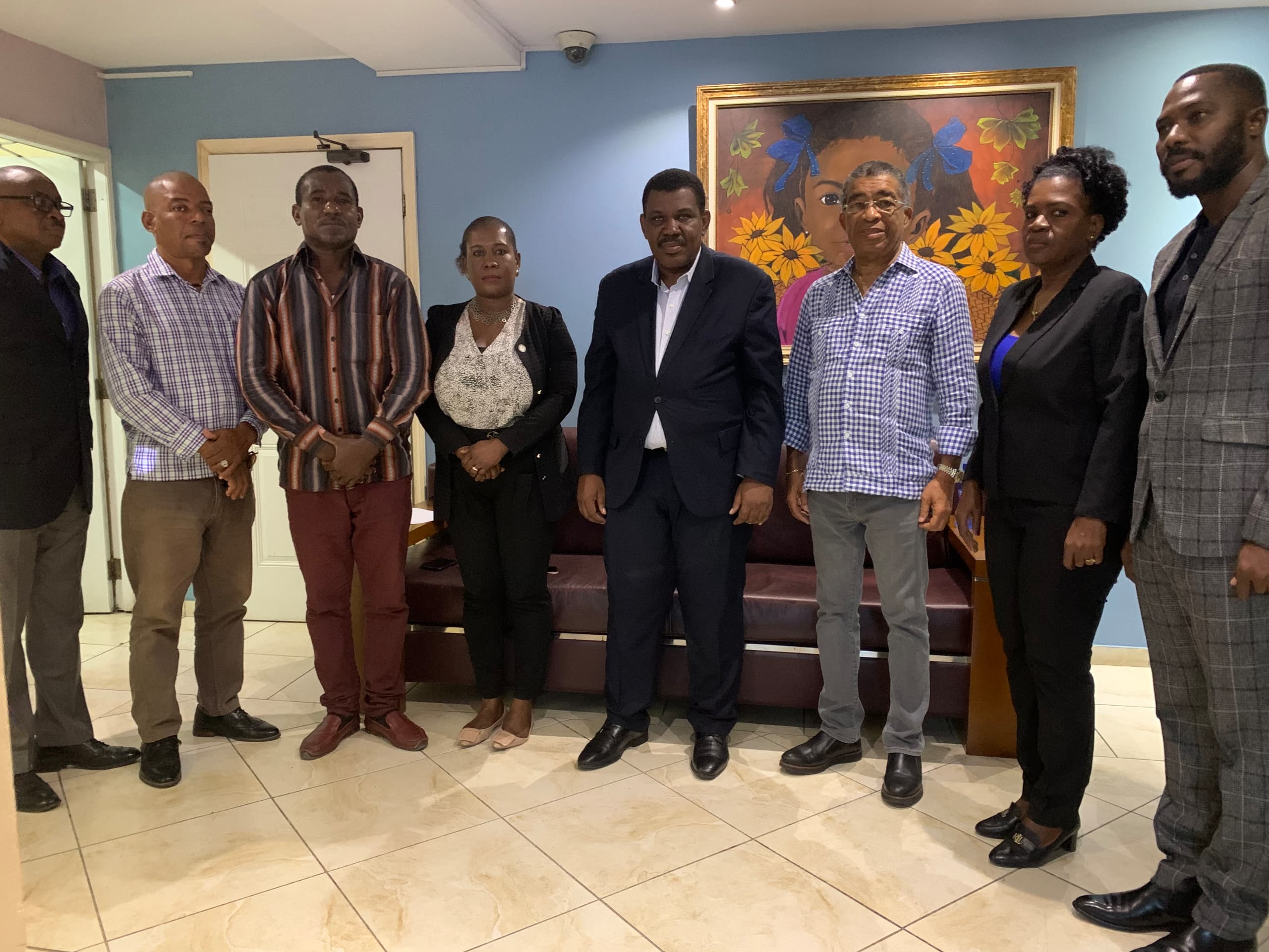 Le conseiller électoral, Jacques Desrosiers, visite Le National et Radio Télé Pacific